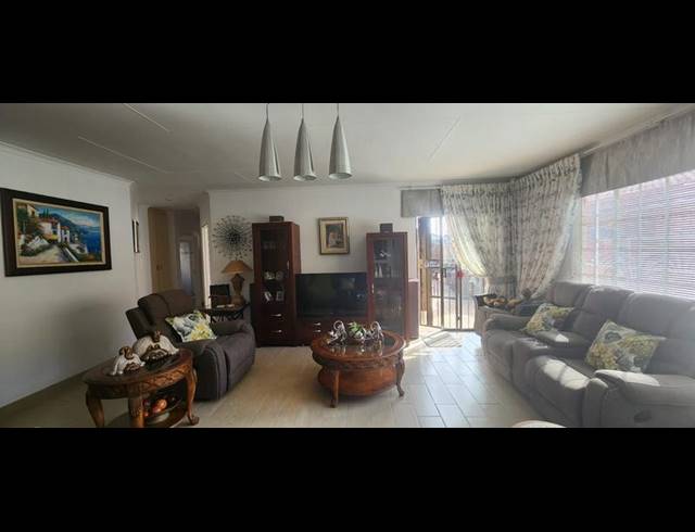 2 BEDROOM TOWNHOUSE FOR SALE IN EIKE PARK